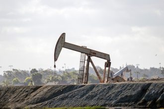 oil-eases-on-iran-hopes-as-commodities-shift