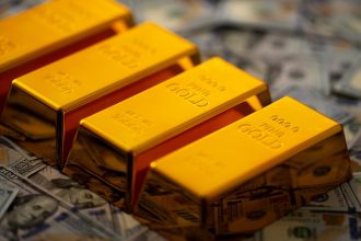 gold-holds-above-5400-as-experts-eye-march-gains